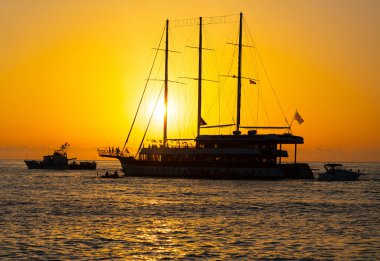 Batum, Gürcistan - 15 Haziran 2021: Gün batımında büyük yelkenli