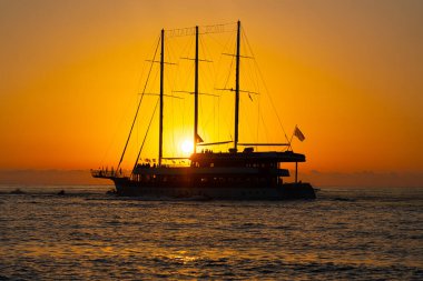 Batum, Gürcistan - 15 Haziran 2021: Gün batımında büyük yelkenli