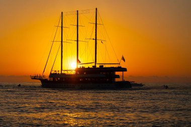 Batum, Gürcistan - 15 Haziran 2021: Gün batımında büyük yelkenli