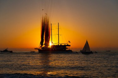 Gün batımında gemide havai fişekler