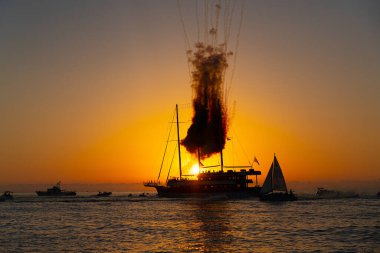 Gün batımında gemide havai fişekler