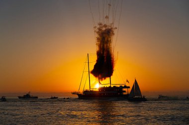 Gün batımında gemide havai fişekler
