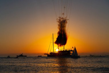 Gün batımında gemide havai fişekler