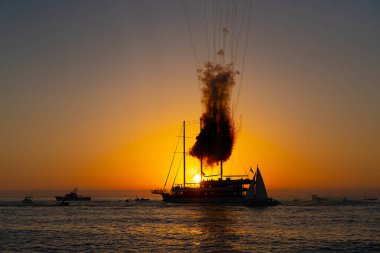 Gün batımında gemide havai fişekler