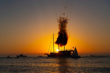 Gün batımında gemide havai fişekler