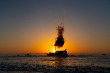 Gün batımında gemide havai fişekler