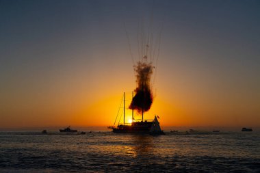 Gün batımında gemide havai fişekler