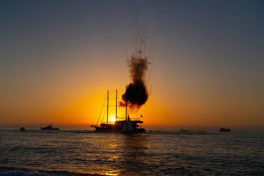 Gün batımında gemide havai fişekler