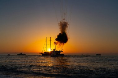 Gün batımında gemide havai fişekler