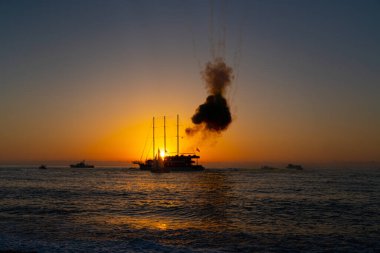 Gün batımında gemide havai fişekler