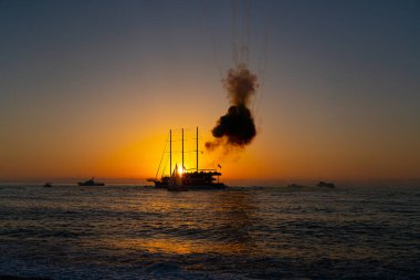 Gün batımında gemide havai fişekler