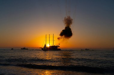 Gün batımında gemide havai fişekler