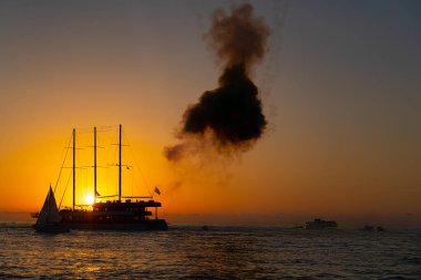 Gün batımında gemide havai fişekler