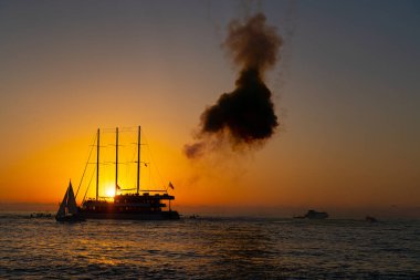 Gün batımında gemide havai fişekler