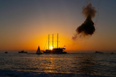 Gün batımında gemide havai fişekler