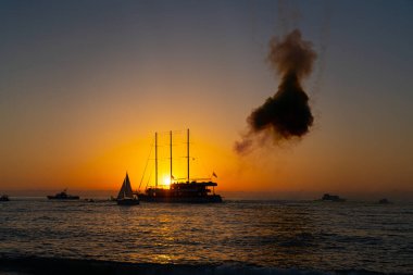 Gün batımında gemide havai fişekler