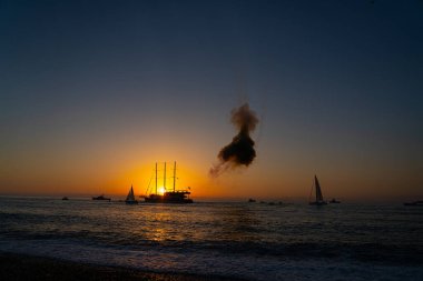 Gün batımında gemide havai fişekler