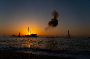 Gün batımında gemide havai fişekler