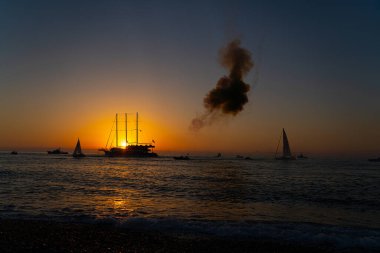 Gün batımında gemide havai fişekler