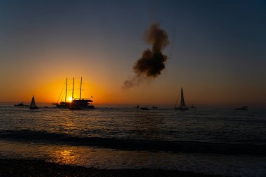 Gün batımında gemide havai fişekler