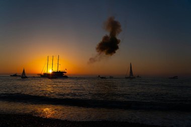 Gün batımında gemide havai fişekler