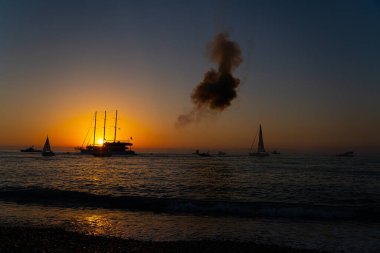 Gün batımında gemide havai fişekler