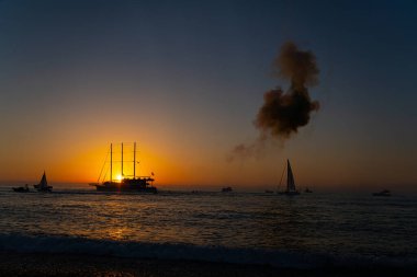 Gün batımında gemide havai fişekler