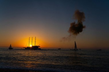 Gün batımında gemide havai fişekler