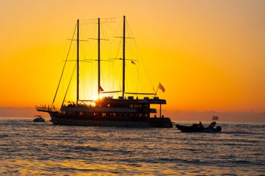 Batum, Gürcistan - 15 Haziran 2021: Gün batımında büyük yelkenli