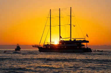 Batum, Gürcistan - 15 Haziran 2021: Gün batımında büyük yelkenli