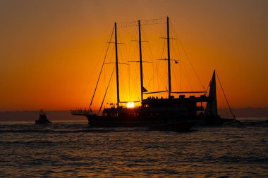 Batum, Gürcistan - 15 Haziran 2021: Gün batımında büyük yelkenli