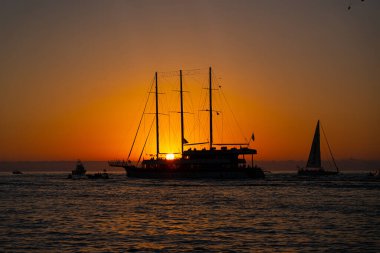 Batum, Gürcistan - 15 Haziran 2021: Gün batımında büyük yelkenli