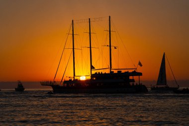 Batum, Gürcistan - 15 Haziran 2021: Gün batımında büyük yelkenli