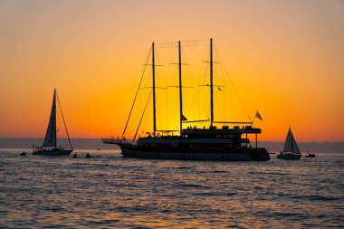 Batum, Gürcistan - 15 Haziran 2021: Gün batımında büyük yelkenli