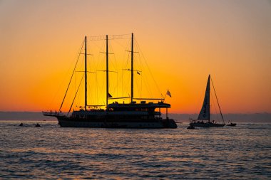 Batum, Gürcistan - 15 Haziran 2021: Gün batımında büyük yelkenli