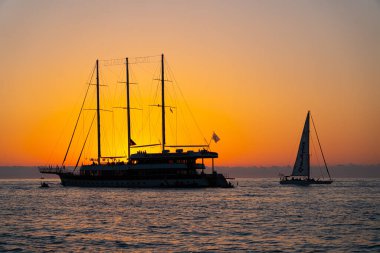 Batum, Gürcistan - 15 Haziran 2021: Gün batımında büyük yelkenli