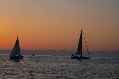 Batum, Gürcistan - 15 Haziran 2021: Günbatımında yelkenli