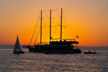 Batum, Gürcistan - 15 Haziran 2021: Gün batımında büyük yelkenli