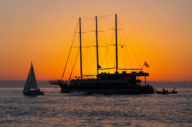 Batum, Gürcistan - 15 Haziran 2021: Gün batımında büyük yelkenli