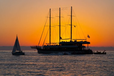 Batum, Gürcistan - 15 Haziran 2021: Gün batımında büyük yelkenli