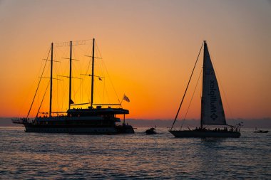 Batum, Gürcistan - 15 Haziran 2021: Gün batımında büyük yelkenli