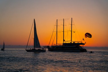 Batum, Gürcistan - 15 Haziran 2021: Gün batımında büyük yelkenli