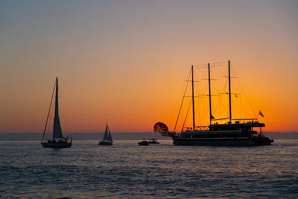 Batumi Georgien Juni 2021 Großes Segelboot Bei Sonnenuntergang — Stockfoto