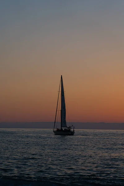 Batumi Georgien Juni 2021 Segelboot Bei Sonnenuntergang — Stockfoto