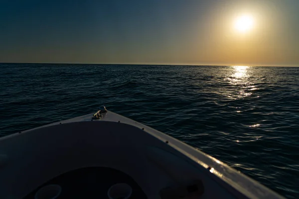 Blick Auf Das Meer Von Einem Boot Aus Bei Sonnenuntergang — Stockfoto