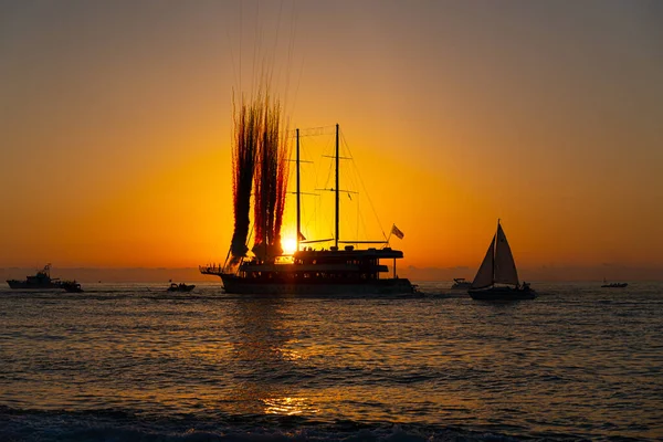 Gün batımında gemide havai fişekler