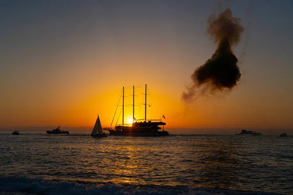 Gün batımında gemide havai fişekler