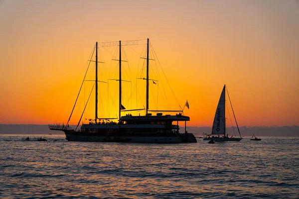 Batum, Gürcistan - 15 Haziran 2021: Gün batımında büyük yelkenli