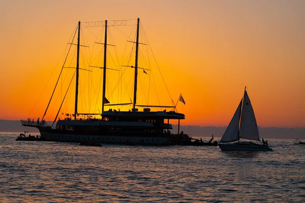 Batumi Georgien Juni 2021 Großes Segelboot Bei Sonnenuntergang — Stockfoto