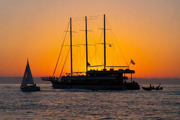 Batumi Georgien Juni 2021 Großes Segelboot Bei Sonnenuntergang — Stockfoto